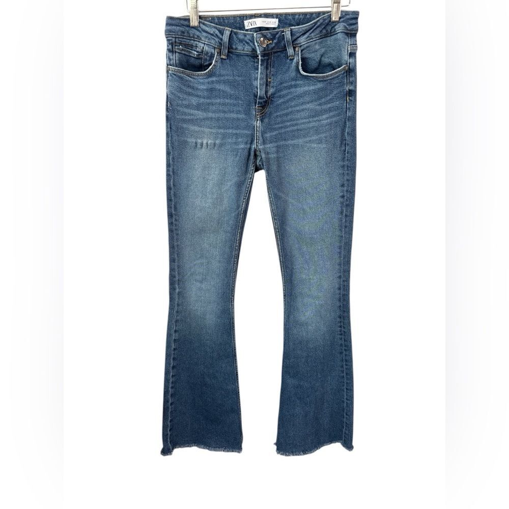Zara Z1975 Flare Mid Rise Jeans Med Wash Size 8. Slim through thigh. Frayed hem